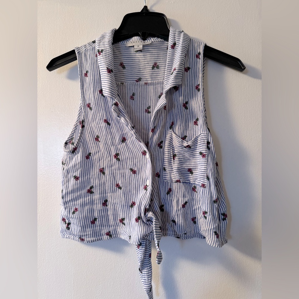 Crop button down collared tie shirt.